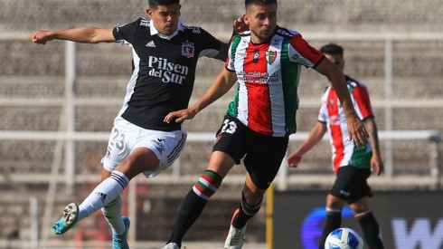 Ariel Martínez disputa un balón con Esteban Pavez en un duelo de Colo Colo y Palestino en La Cisterna.