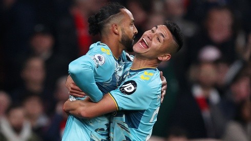 Carlos Alcaraz celebra con Theo Walcott ante el Arsenal. Southampton pudo ganar, pero igualó 3-3 ante el líder de la Premier League.