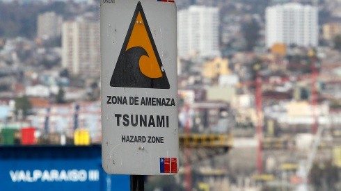 Letreros de zona de amenaza de tsunami en Valparaiso.