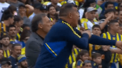 Jorge Almirón le reclama con fervor al capitán de Boca Juniors, Pol Fernández.