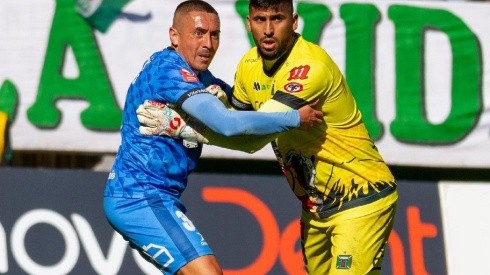 Yerko Urra lucha la posición con Brayams Viveros poco antes de anotar su primer gol y salvar un empate para Deportes Temuco.