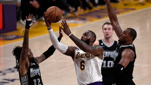 Los Angeles Lakers lideran la serie ante Grizzlies por 3-1.