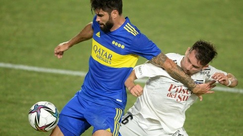 Nicolás Orsini lucha un balón con César Fuentes en el amistoso que Boca le ganó a Colo Colo en el verano de 2022.