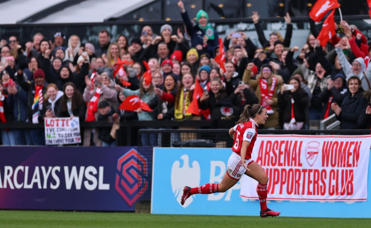 “Arsenal Women’s Team Achieves Historic Sold-Out Crowd at Emirates Stadium for Champions League Semifinals Match Against Wolfsburg”