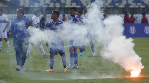 Los fuegos artificiales en la cancha del estadio en Concepción.