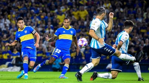 El remate de Pol Fernández para marcar el transitorio 2-0 de Boca Juniors ante Racing Club en La Bombonera.