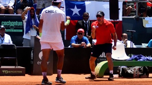El capitán de Chile, Nicolás Massú, celebra un punto de Cristian Garin ante Kazajistán por la Copa Davis en La Serena.