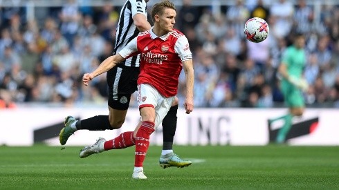 Martin Odegaard puso en ventaja al Arsenal frente al Newcastle con un zurdazo al minuto 14.