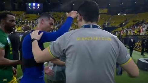 Cristiano Ronaldo empuja a un auxiliar del equipo contrario