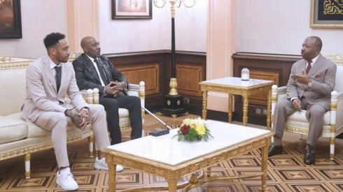 Aubameyang junto al presidente de Gabón