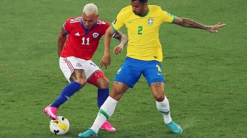Edu Vargas jugando contra Brasil en las eliminatorias