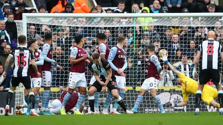 Trippier beat Dibu Martínez with a good free kick