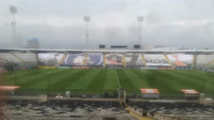 La preparación del mosaico en el estadio Monumental para el duelo contra River Plate.