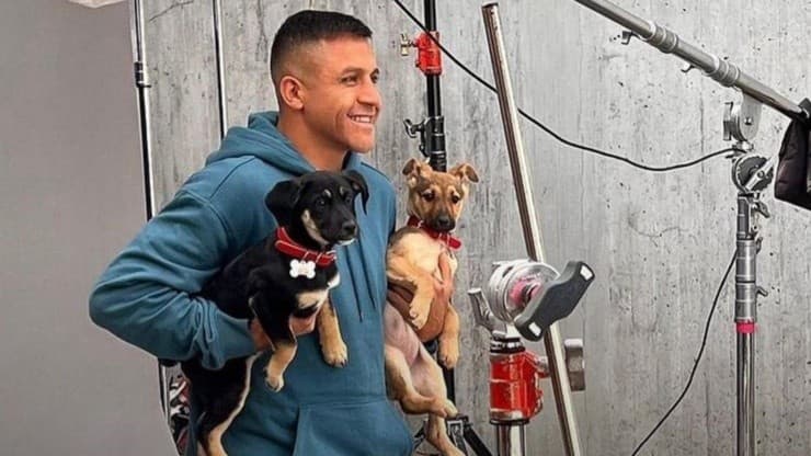 Alexis Sánchez grabado acompañado con perritos que simulaban ser sus mascotas.