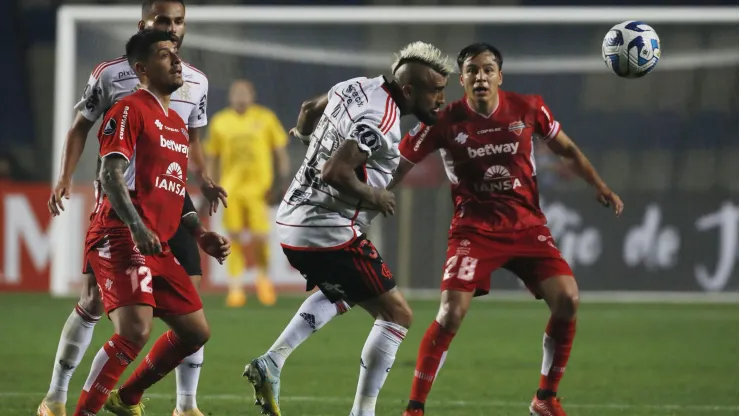Arturo Vidal fue titular y salió ovacionado en Concepción. El Flamengo se llevó un empate contra Ñublense.
