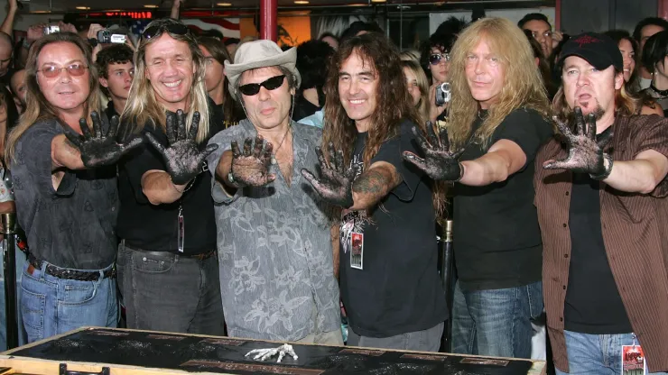 Histórico momento viven fans de Iron Maiden al cantar en vivo un éxito.
