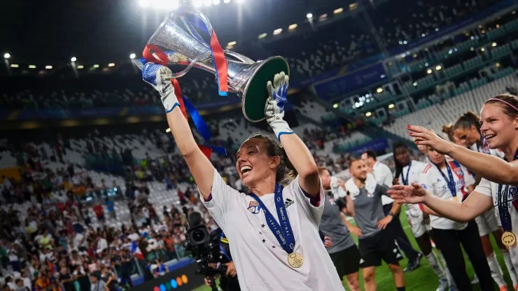 Tiane Endler levantando la copa de la Champions League del 2022.
