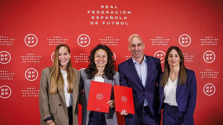 La firma del acuerdo entre el presidente de la RFEF, Luis Rubiales y las capitanas de la selección española.
