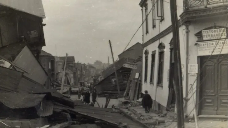 Retrato de los efectos del terremoto de mayor magnitud en la historia, ocurrió un domingo 22 de mayo de 1960 a las 15:11. Su epicentro se localizó en las cercanías de Lumaco. Marcó 9,5 grados en la escala de Richter.
