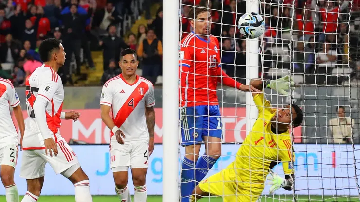 Triunfo de Chile contra Perú, primero de la Roja en estas eliminatorias.
