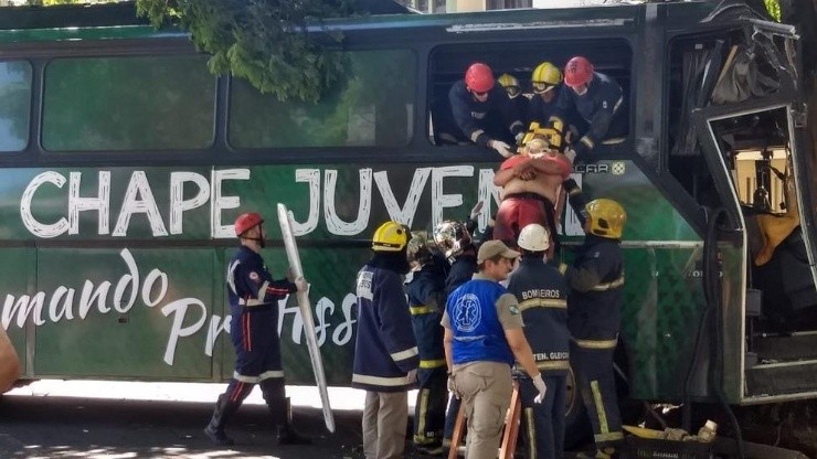 Bus con símbolo de Chapecoense sufre lamentable accidente en Brasil