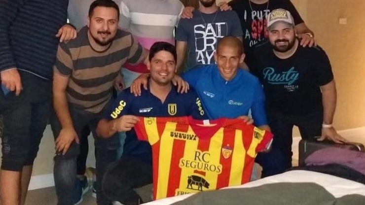 Alejandro Camargo, sus amigos y la camiseta de Murialdo de Guaymallén