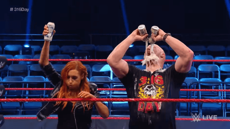 Stone Cold regresa a WWE, se baña en cerveza y reparte paralizadoras
