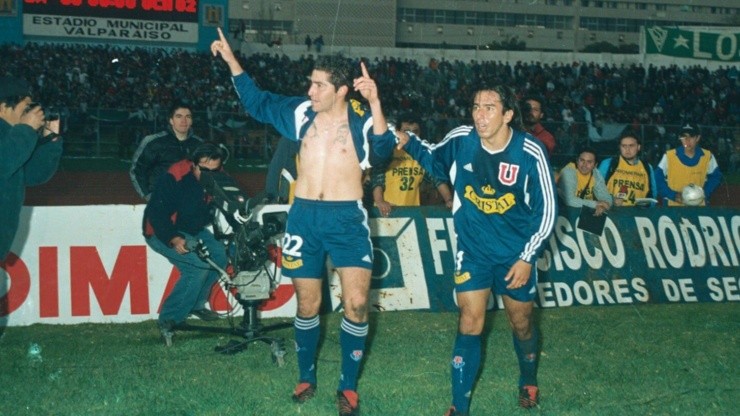 La Nona Muñoz celebrando el gol del título del Apertura 2004 de la U ante Wanderers.
