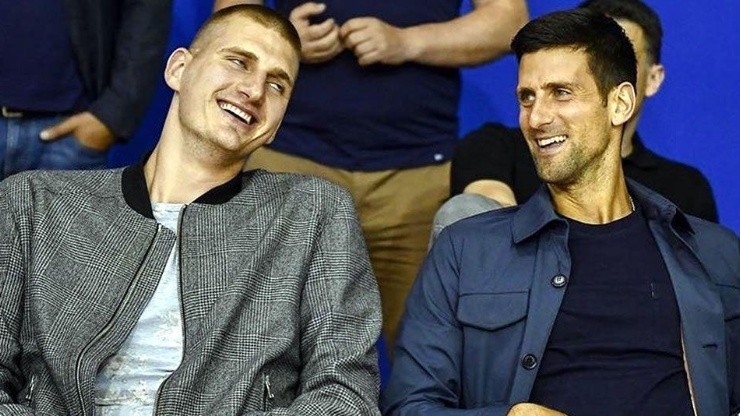 Nikola Jokic pasó tiempo junto al tenista Novak Djokovic en Serbia, cuando ambos asistieron a un partido del Mega Basket,