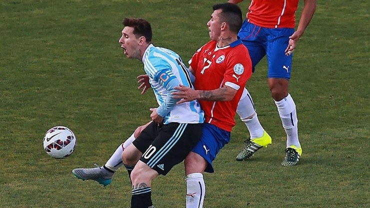 La patada de Gary Medel que deja sin aire a Lionel Messi