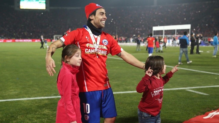 Jorge Valdivia con la medalla de campeón de la Copa América 2015 junto a su hija, Agustina, y su hijo, Jorgito.