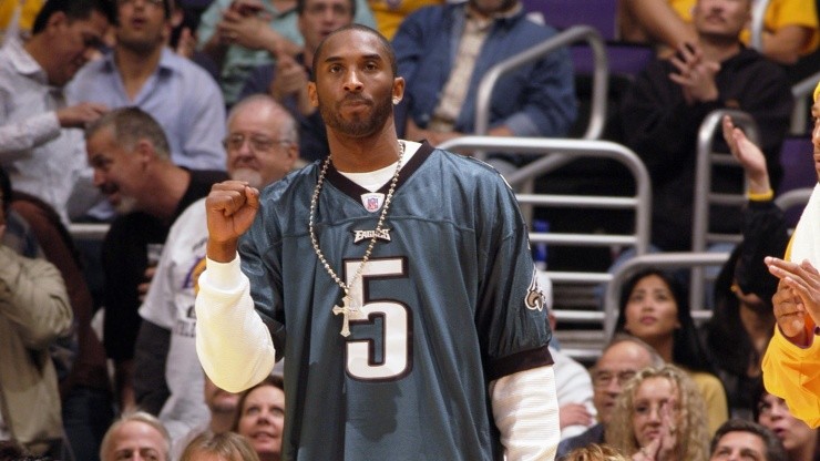 Kobe Bryant fue un fanático de primera de las Águilas de Filadelfia, dejándose ver a menudo con la camiseta del equipo de la NFL