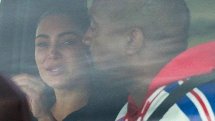 Kim Kardashian y Kanye West en medio de su pelea este lunes.
