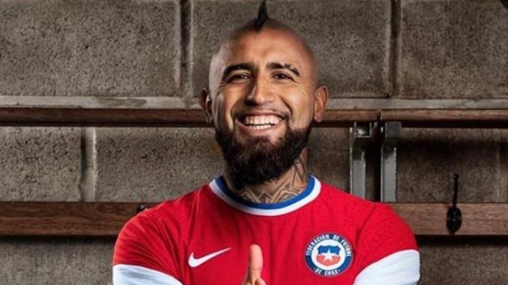 Arturo Vidal luce la nueva camiseta de Chile