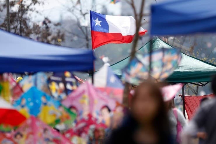"En toda ocasión, la Bandera Nacional deberá enarbolarse en un asta, izada al tope, salvo que un decreto supremo autorice expresamente su uso o izamiento de otra forma", dice la ley sobre el izamiento de la bandera chilena. | Foto. Agencia Uno.