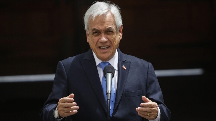 El Presidente Sebastián Piñera en medio del anuncio sobre la extensión del Estado de Catástrofe.