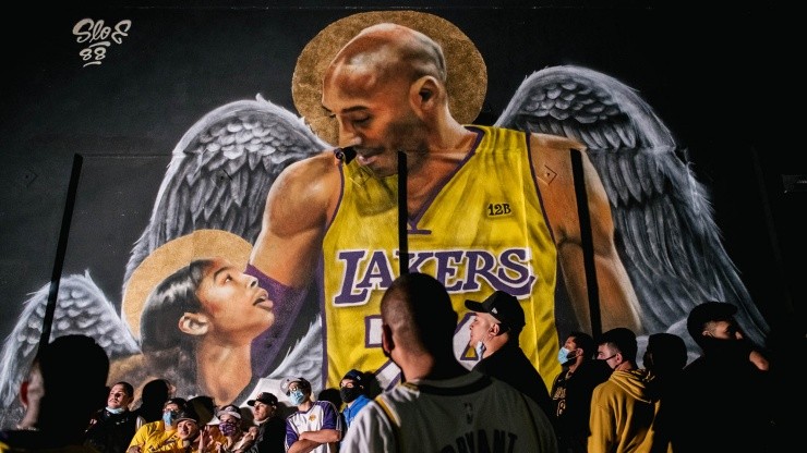 Fans se reunen en el mural de Kobe Bryant en Los Angeles