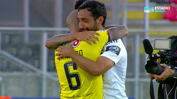 De La Fuente y Camargo en un conmovedor abrazo tras el duelo de Colo Colo y Universidad de Concepción.