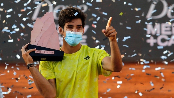 Cristian Garin levantando el trofeo de cobre en el Chile Open