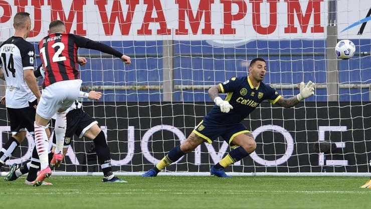 Ante Rebic abrió el marcador en la victoria de Milan sobre Parma.