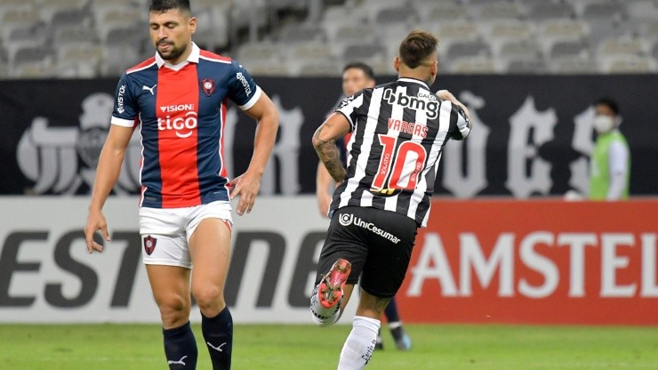Eduardo Vargas marcó un golazo de palomita en Copa Libertadores: 4-0 de Atlético Mineiro contra Cerro Porteño.