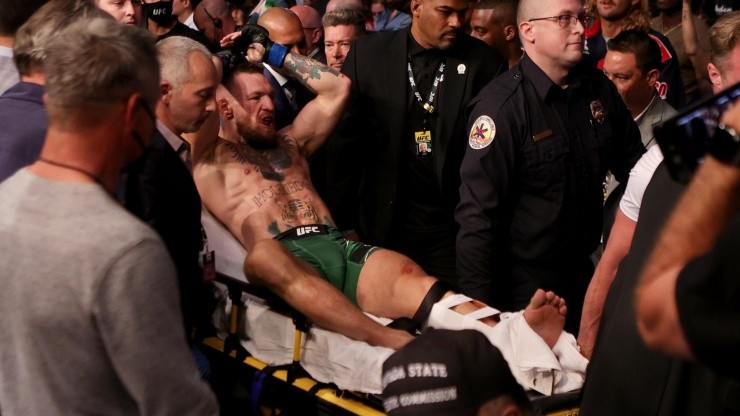 McGregor no pudo seguir en el combate tras sufrir una grave lesión
