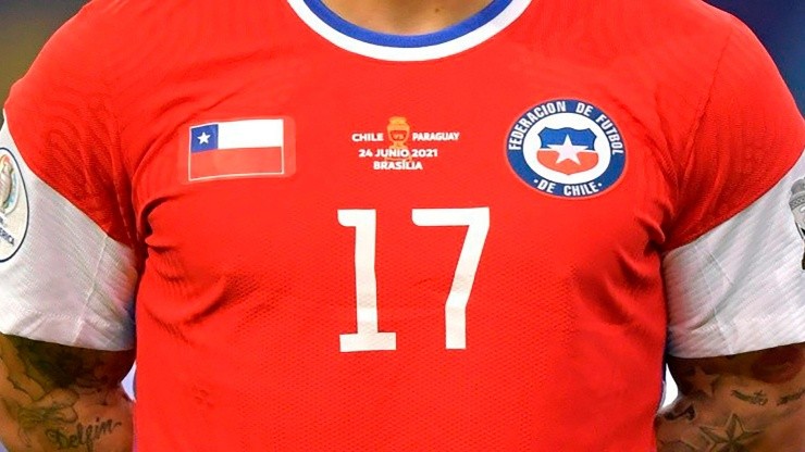 El logo de la antigua marca fue tapado con la bandera chilena en Copa América.