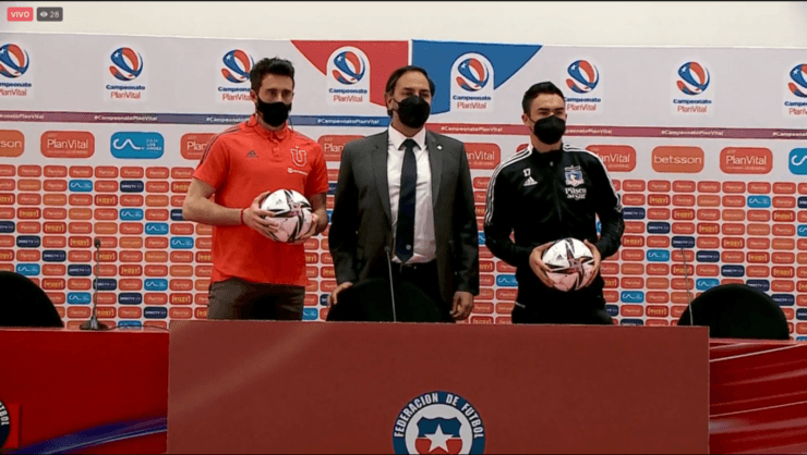 Al término de la conferencia, ambos posaron aunque seguían lejanos el uno con el otro. Foto: ANFP