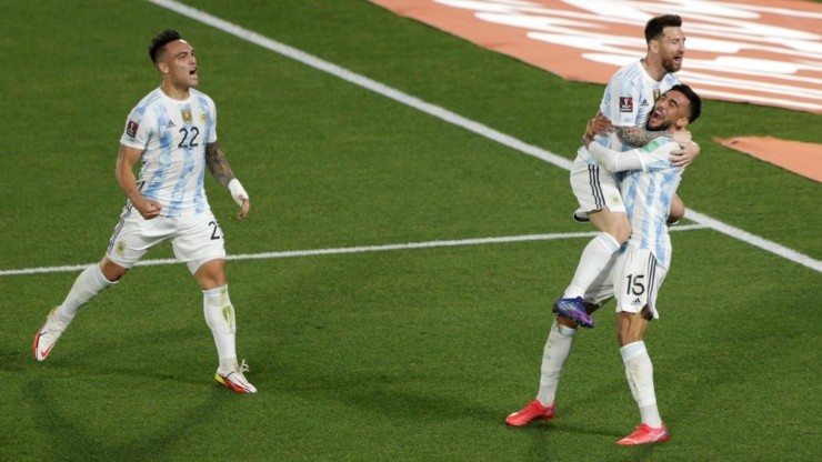 Argentina derrotó a Uruguay y se aceró al líder Brasil