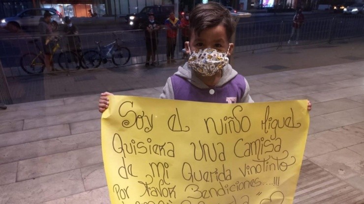 Miguel esperaba a su selección afuera del hotel con un cartel que los apoyaba y les pedía una camiseta. Foto: @SeleVinotino