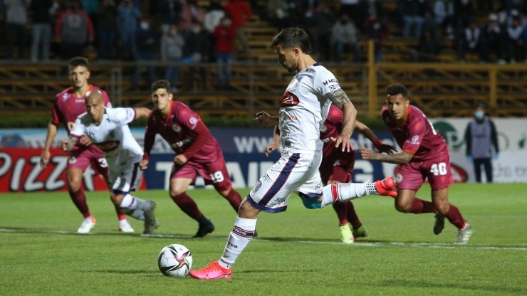 Gonzalo Sosa anotó el primer gol del partido desde el punto de penal.