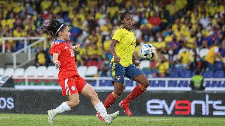 La selección chilena femenina recibió dos duros golpes en ambos tiempos.