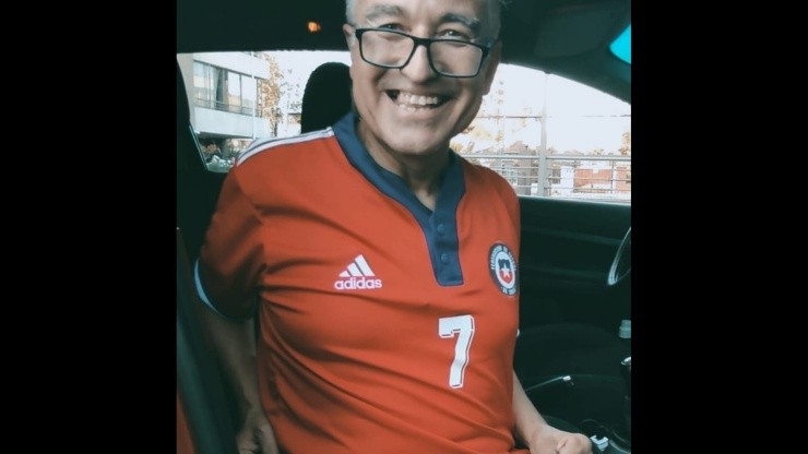 Jorge González revolucionó las redes con una nueva aparición futbolera, esta vez con la camiseta de Alexis Sánchez en la selección chilena