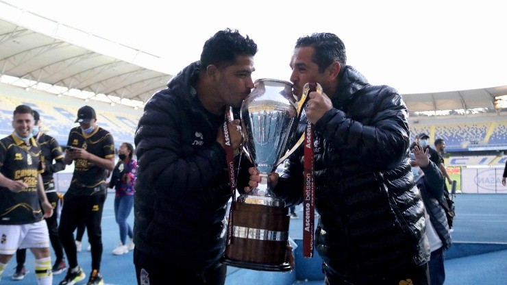 Miguel Riffo y Héctor Tapia celebran como el flamante cuerpo técnico campeón de Primera B